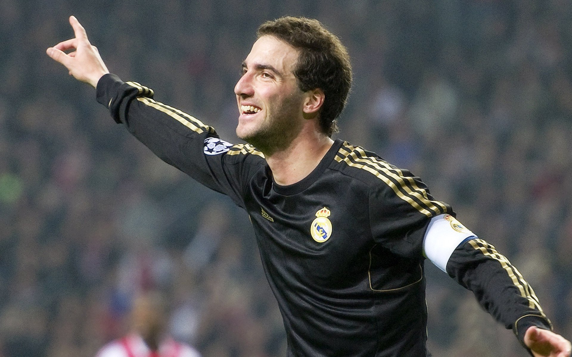 足球比赛裁判判罚争议